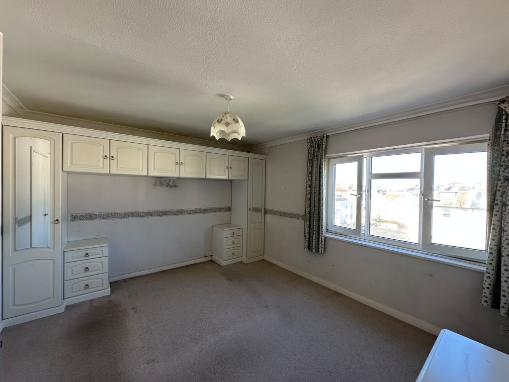 Lot: 6 - BALCONY FLAT OVERLOOKING DEVONSHIRE PARK TENNIS COURTS - Flat main bedroom with built in wardrobes
